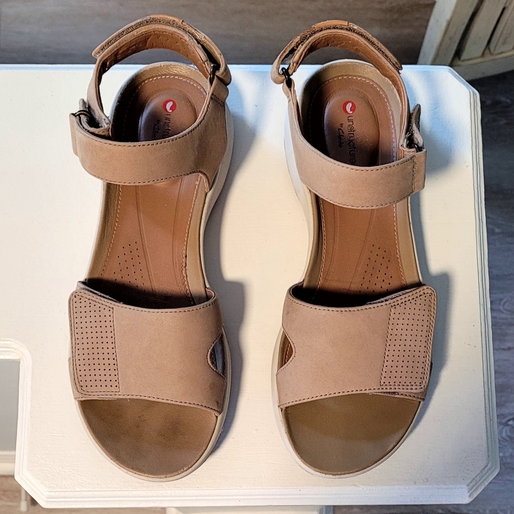 Women's Clarks Sandals S 7-1/2 Medium Tan Extremely Comfortable Velcro Adjust